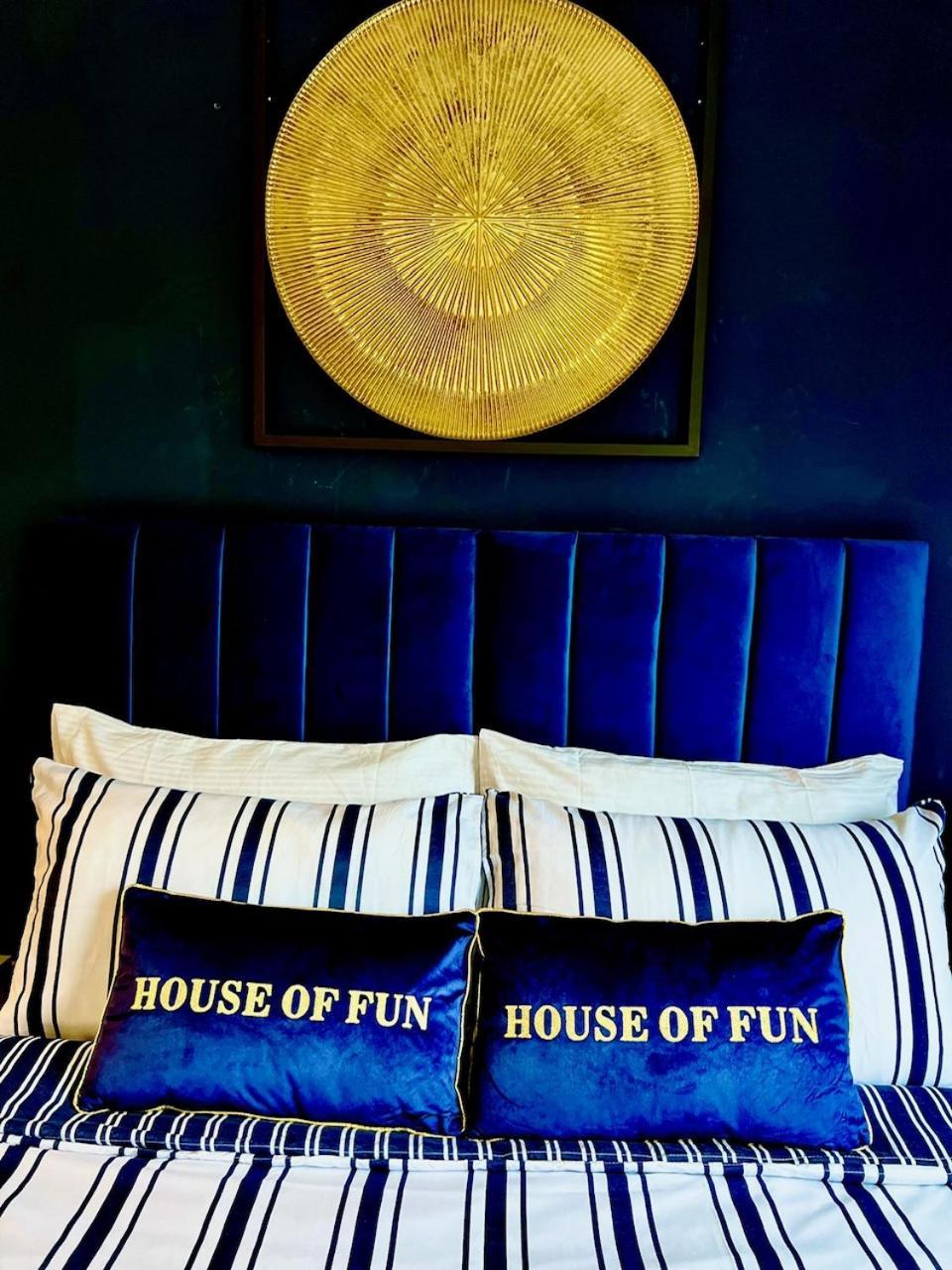 Dartford Kent Luxe Home -2 Mins From Dartford Crossing - Close To Town Centre & Station - 5 Bedroom Holiday Home - Fun Games & Free Parking-Sleeps 1 To 12 Exterior photo