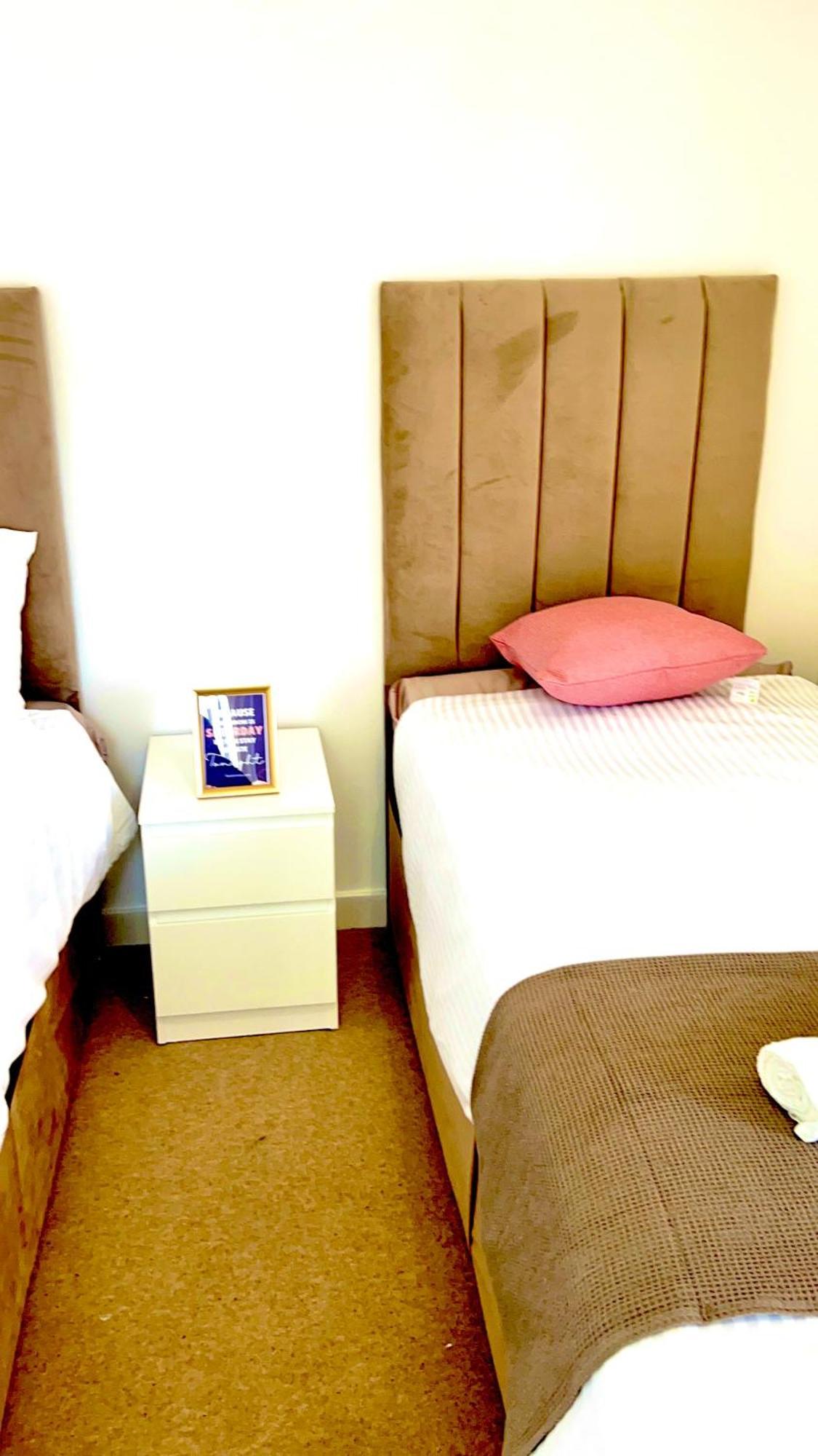 Dartford Kent Luxe Home -2 Mins From Dartford Crossing - Close To Town Centre & Station - 5 Bedroom Holiday Home - Fun Games & Free Parking-Sleeps 1 To 12 Exterior photo