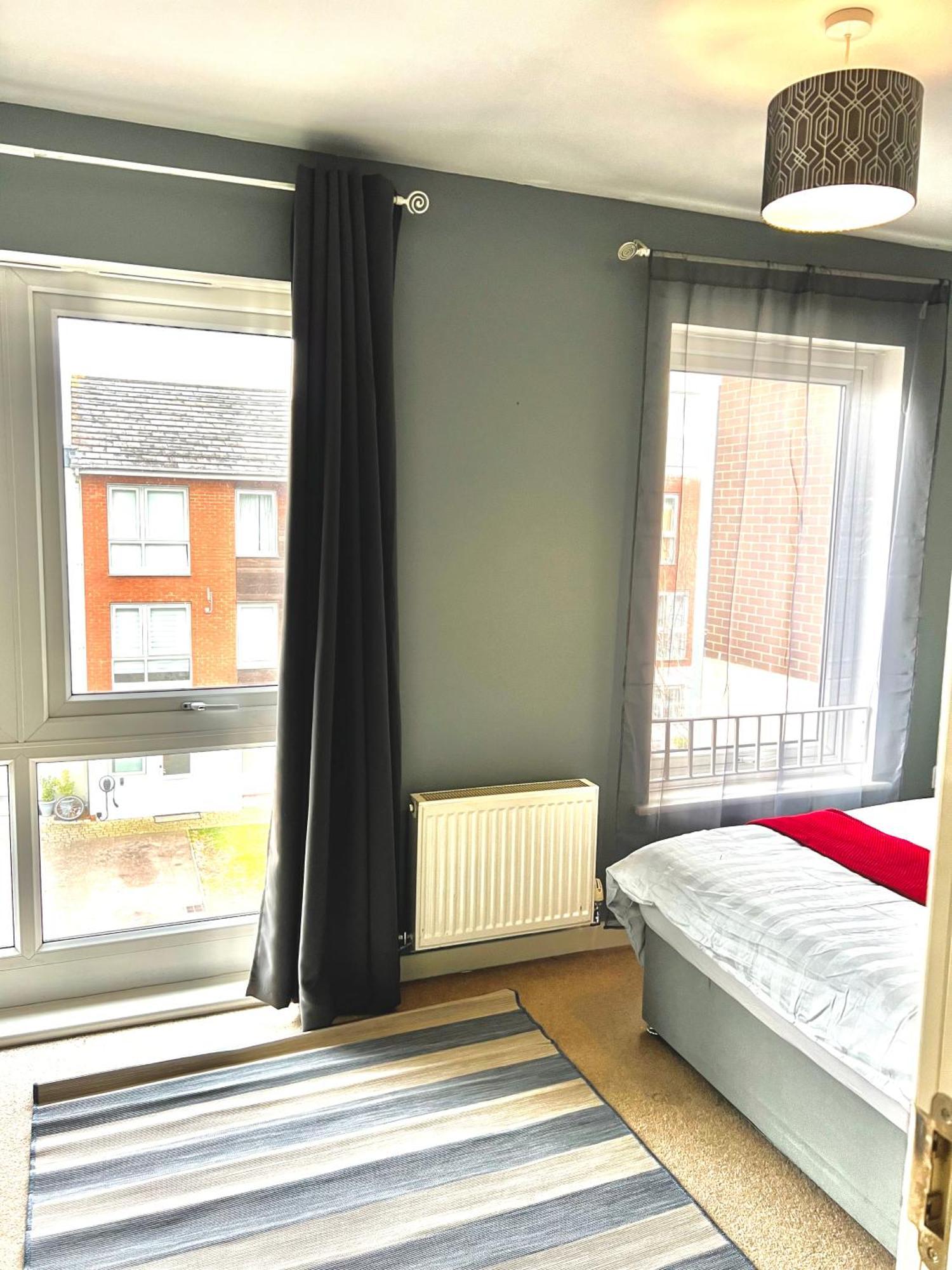Dartford Kent Luxe Home -2 Mins From Dartford Crossing - Close To Town Centre & Station - 5 Bedroom Holiday Home - Fun Games & Free Parking-Sleeps 1 To 12 Exterior photo