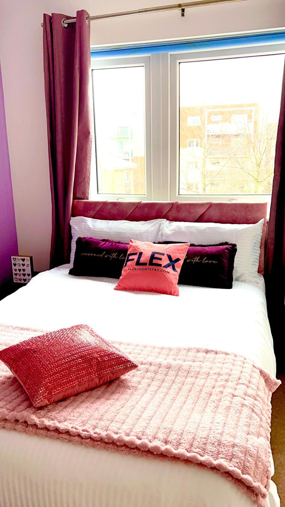Dartford Kent Luxe Home -2 Mins From Dartford Crossing - Close To Town Centre & Station - 5 Bedroom Holiday Home - Fun Games & Free Parking-Sleeps 1 To 12 Exterior photo