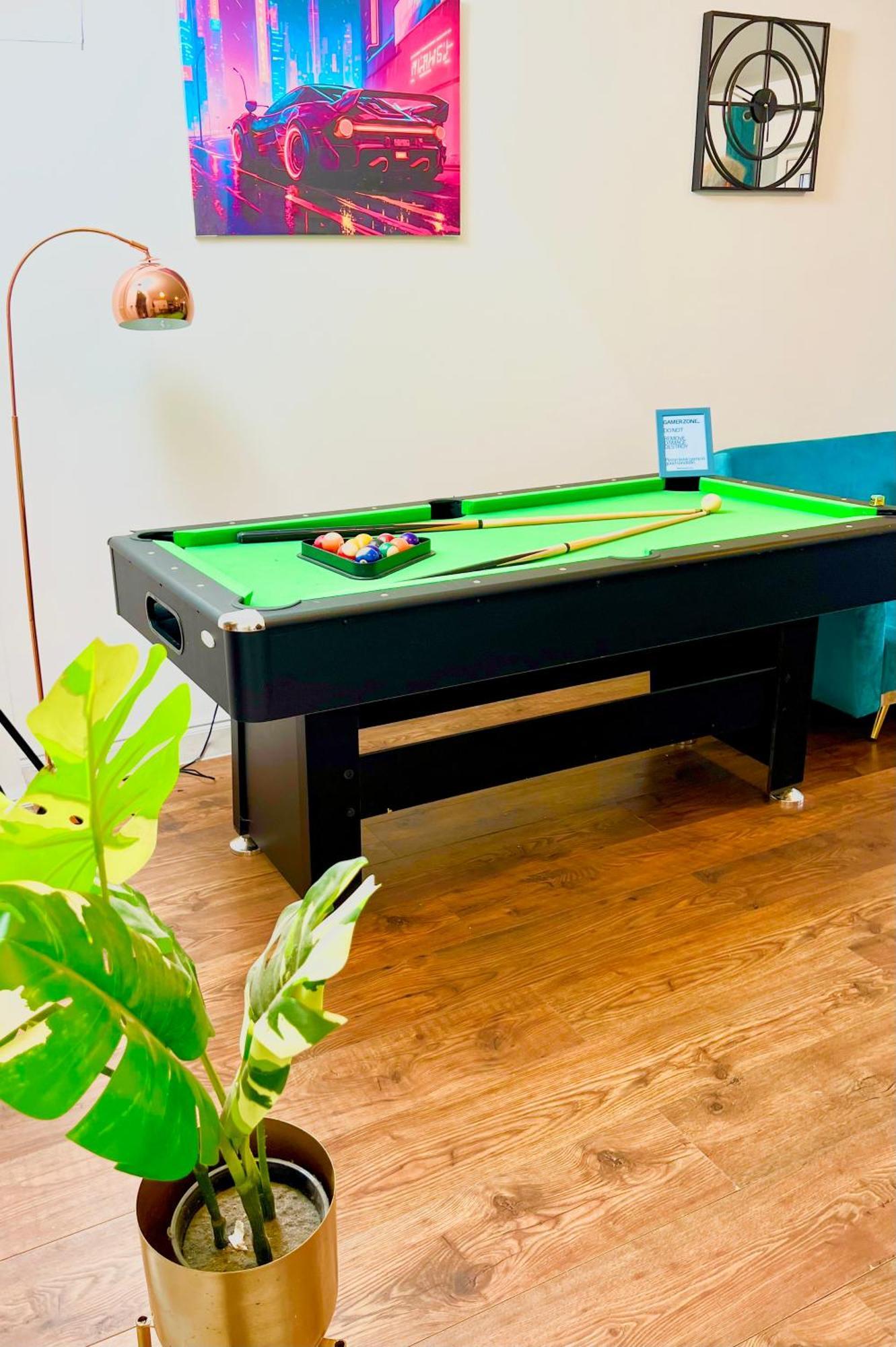 Dartford Kent Luxe Home -2 Mins From Dartford Crossing - Close To Town Centre & Station - 5 Bedroom Holiday Home - Fun Games & Free Parking-Sleeps 1 To 12 Exterior photo