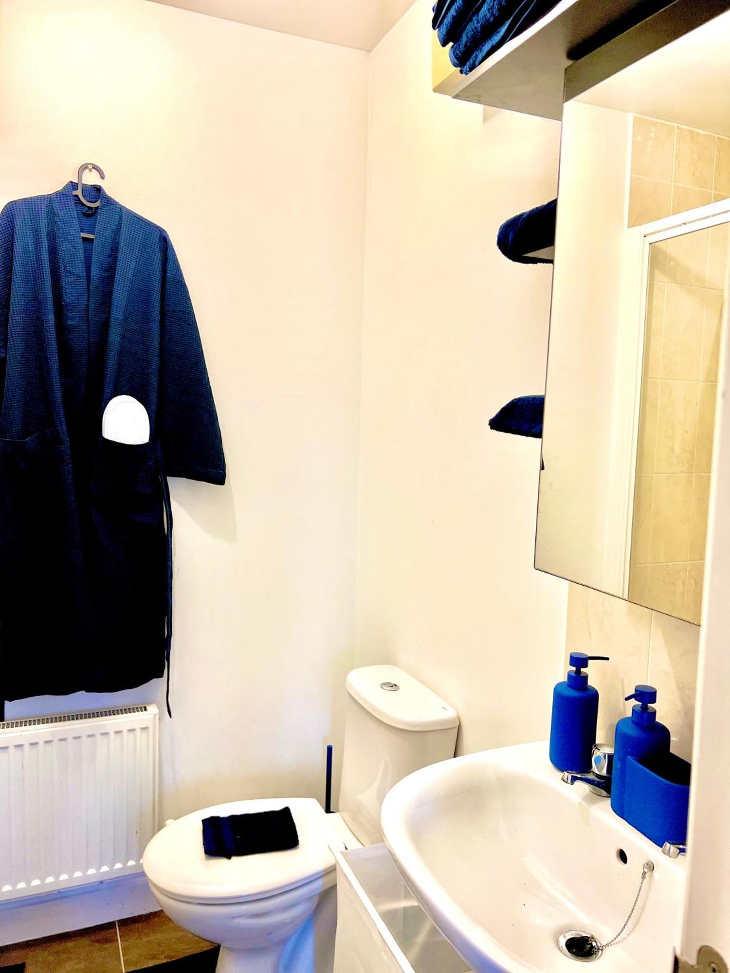 Dartford Kent Luxe Home -2 Mins From Dartford Crossing - Close To Town Centre & Station - 5 Bedroom Holiday Home - Fun Games & Free Parking-Sleeps 1 To 12 Exterior photo