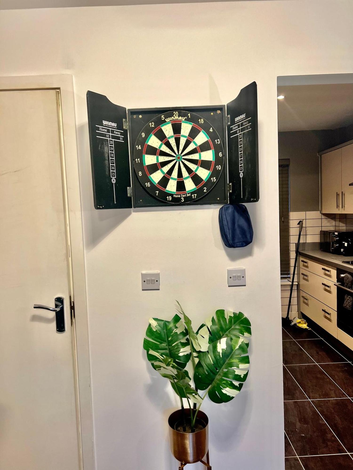 Dartford Kent Luxe Home -2 Mins From Dartford Crossing - Close To Town Centre & Station - 5 Bedroom Holiday Home - Fun Games & Free Parking-Sleeps 1 To 12 Exterior photo